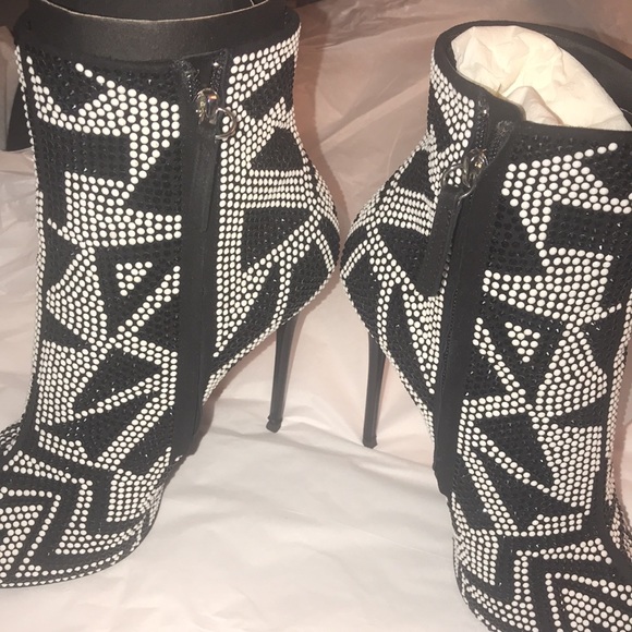 Authentic Giuseppe Zanotti Peep Toe Beaded and Crystal Booties - Picture 3 of 8